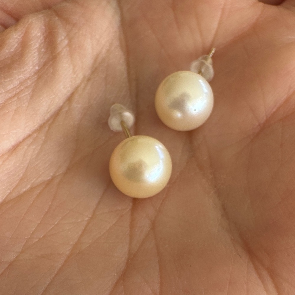 Pearl & 14 karat yellow gold Stud Earrings - Timeless Women’s Jewelry - Picture 5 of 6